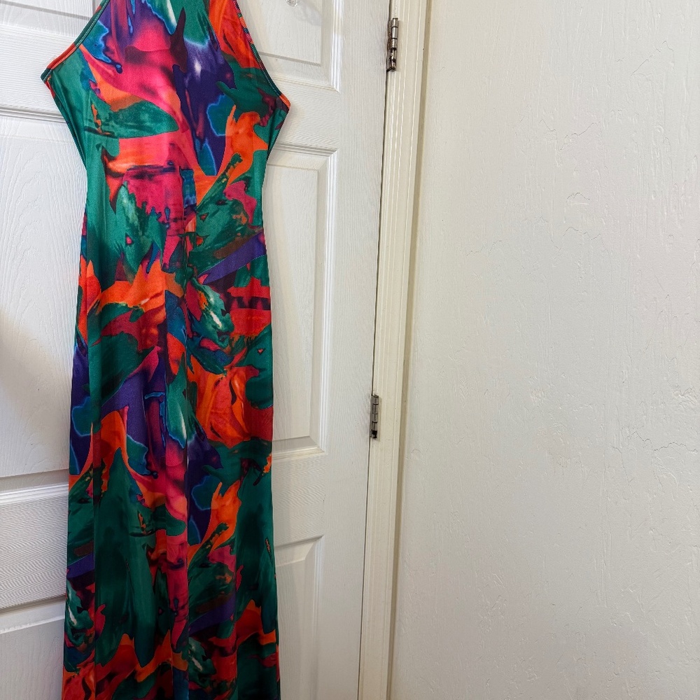 Size large colorful beautiful maxi dress with cut out in the back